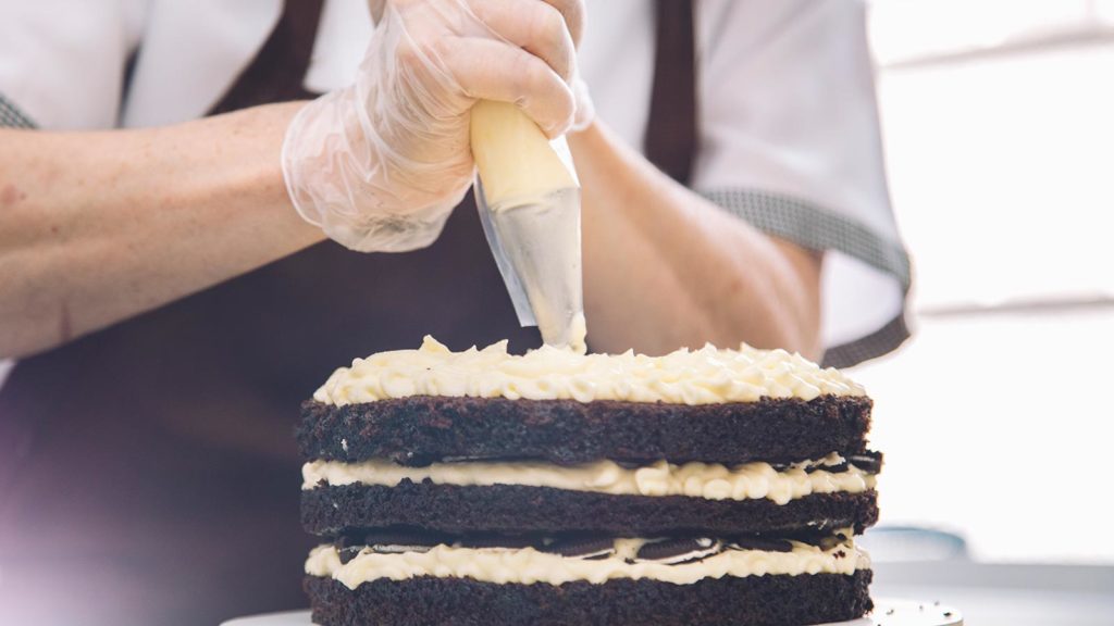 Confeitando Bolo de Oreo