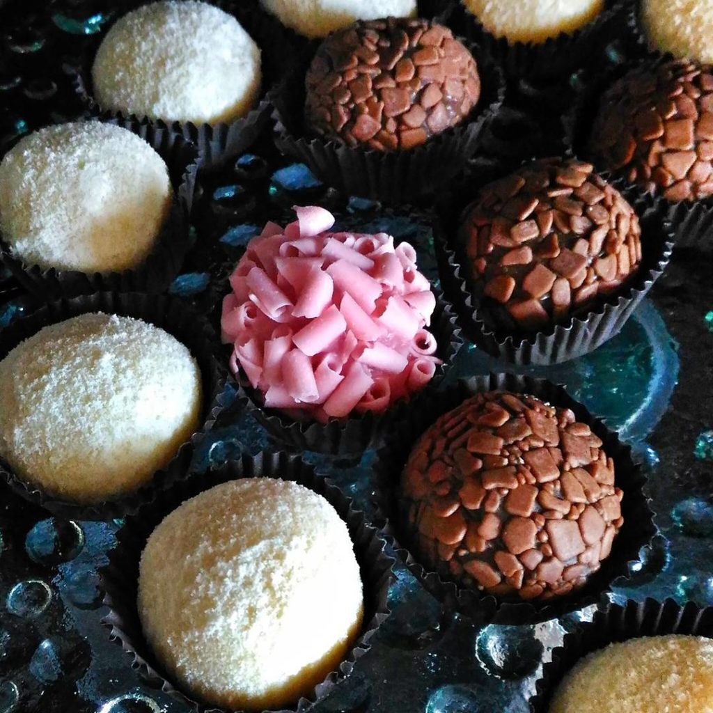 Mesa de brigadeiros para festa